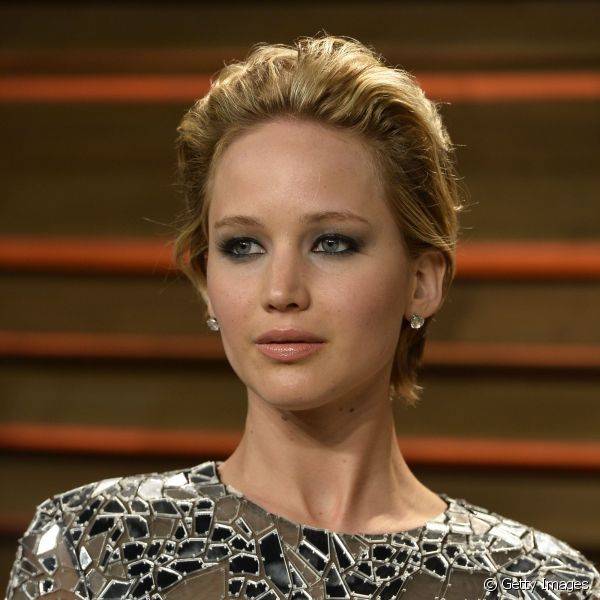 Jennifer Lawrence usa sempre batons de textura hidratada